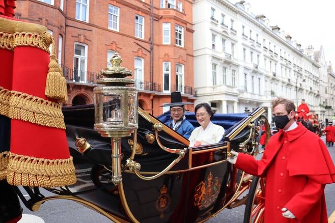 Ambassador Kim Geon and his wife, wearing hanbok, attended an audience with Queen Elizabeth II 