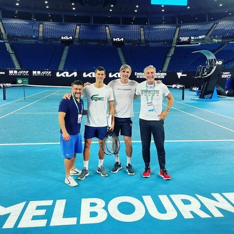 Novak Djokovic con i componenti del suo staff a Melbourne Park