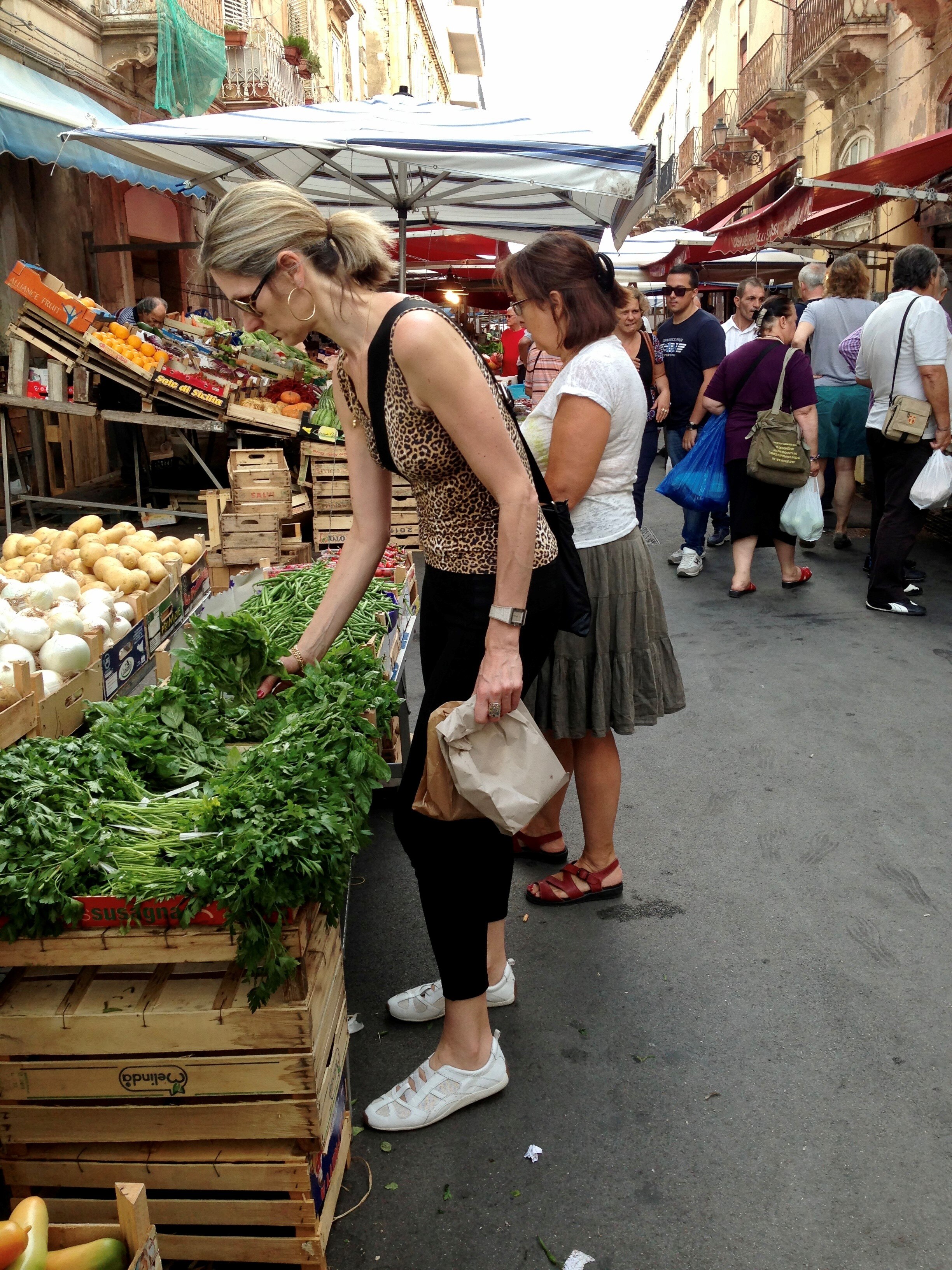 Paola Bacchia al mercato di Ortigia, Sicilia