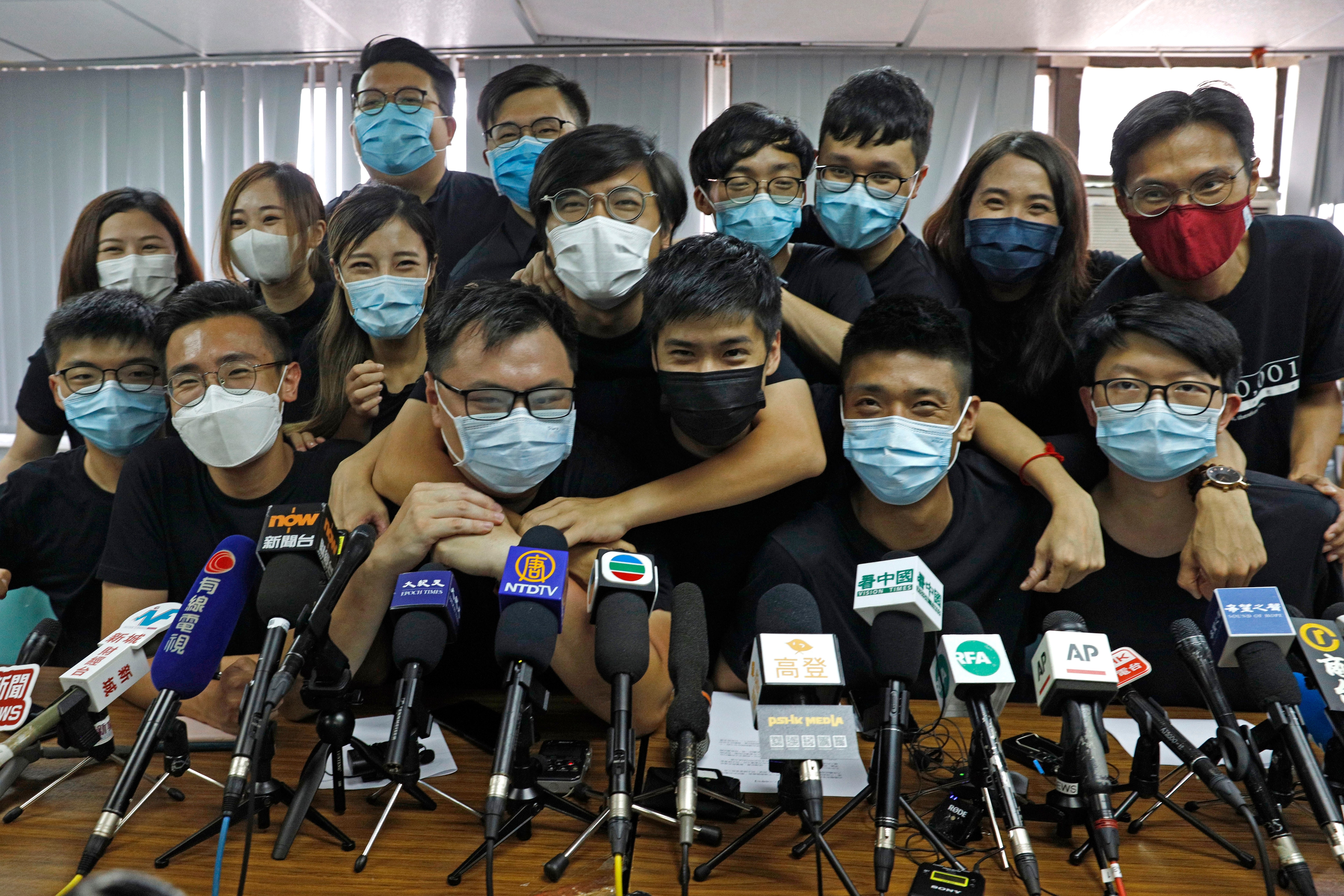 Activistas a favor de la democracia elegidos en primarias no oficiales a favor de la democracia, incluido Joshua Wong, a la izquierda, asisten a una conferencia de prensa en Hong Kong el 15 de julio de 2020. 