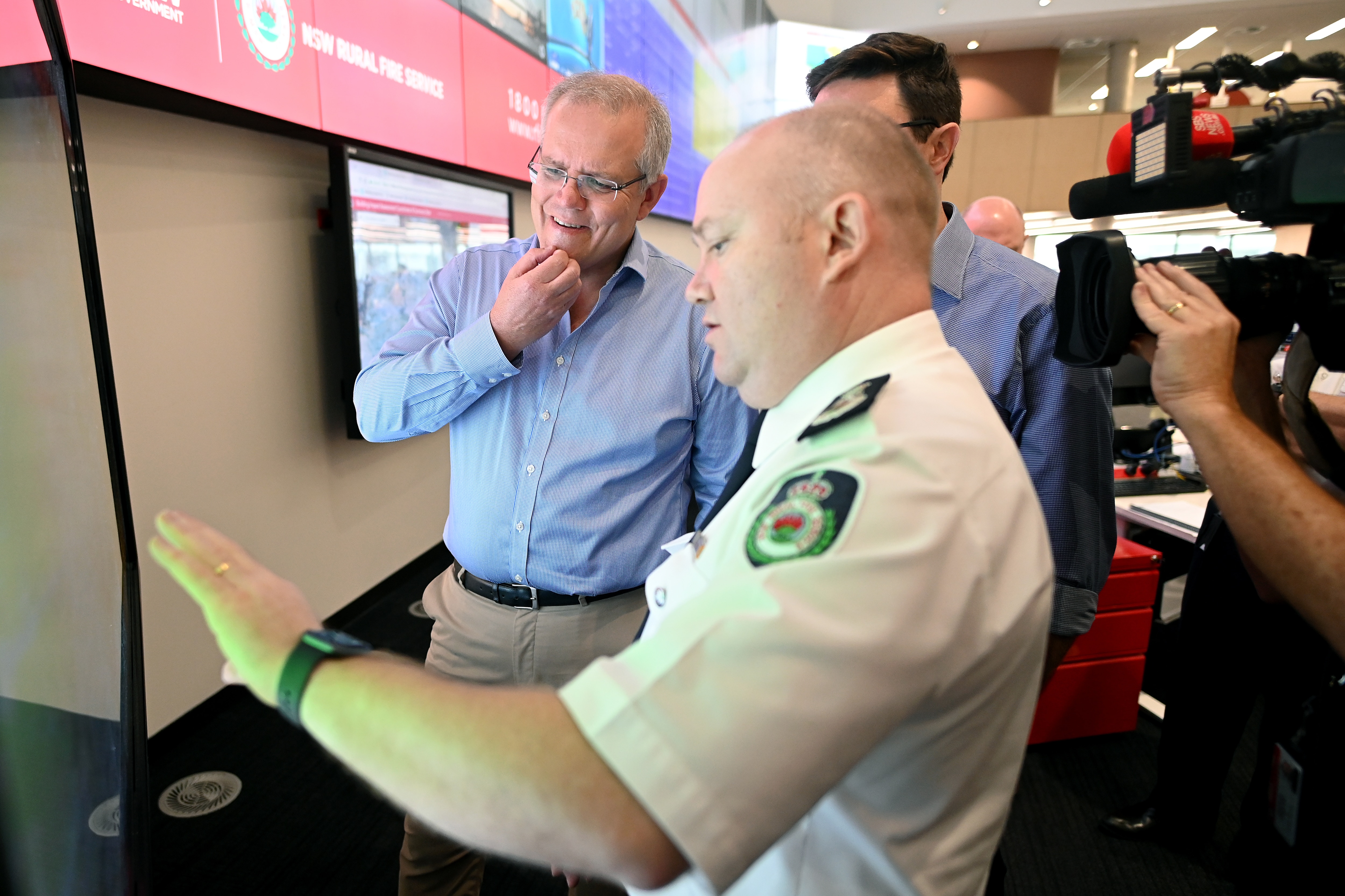 Prime Minister Scott Morrison is briefed by NSW RFS Commissioner Shane Fitzsimmons.
