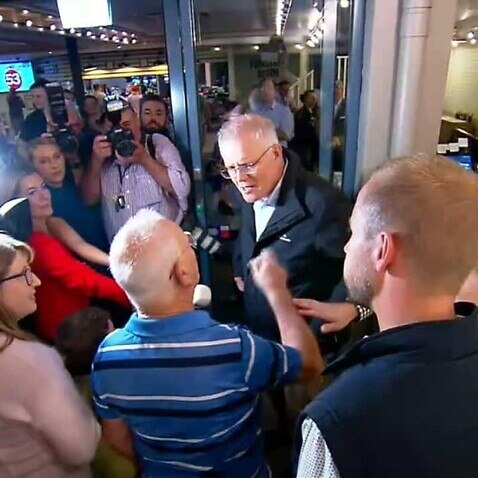 نخست‌وزیر اسکات موریسن هنگام بازدید از یک میخانه در نیوکاسل