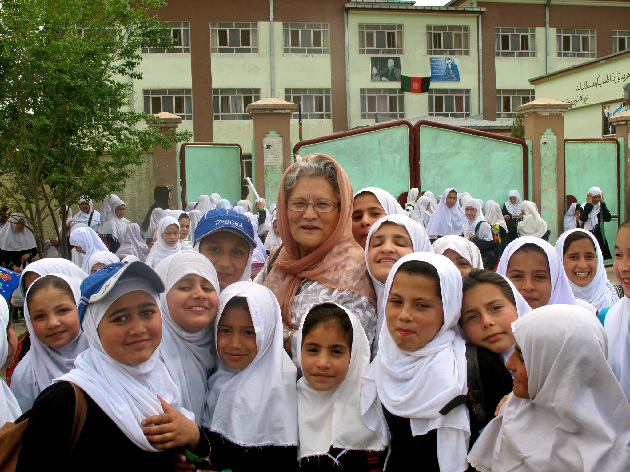 داکتر نوریه صالحی در میان دانش‌آموزان دختر در افغانستان
