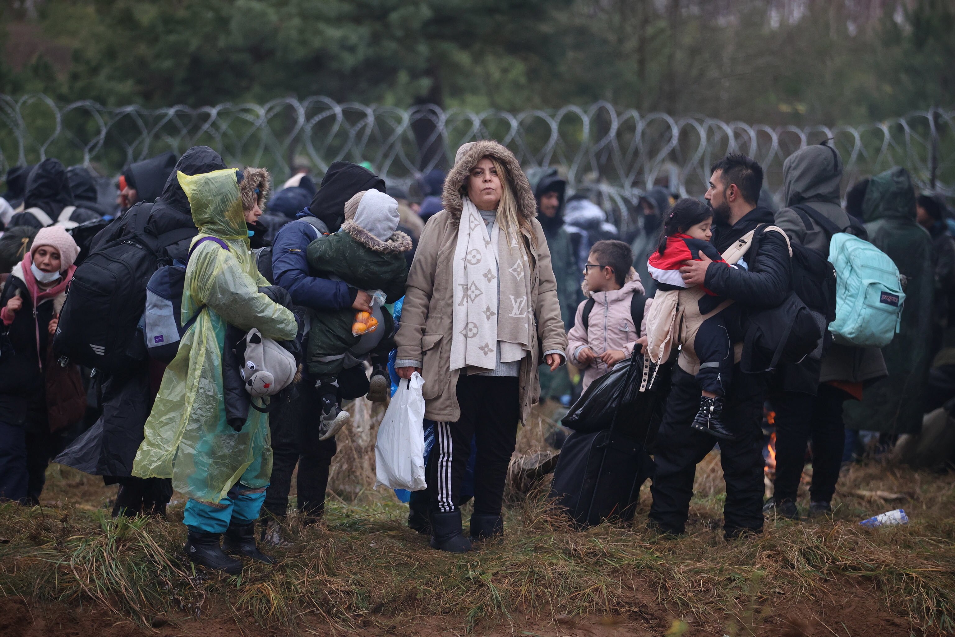 Migranci zbierają się na granicy białorusko-polskiej w obwodzie grodzieńskim na Białorusi, 8 listopada 2021 r.