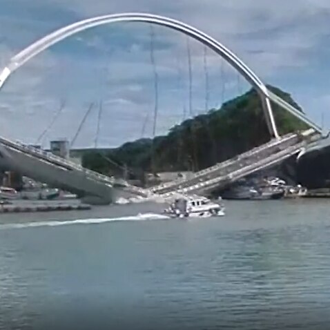 The moment a bridge collapses in Taiwan