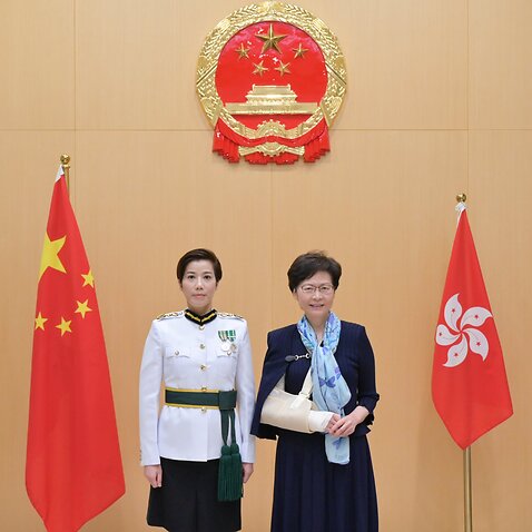 香港行政長官林鄭月娥（右）今日與新任海關關長何珮珊（左）合照。