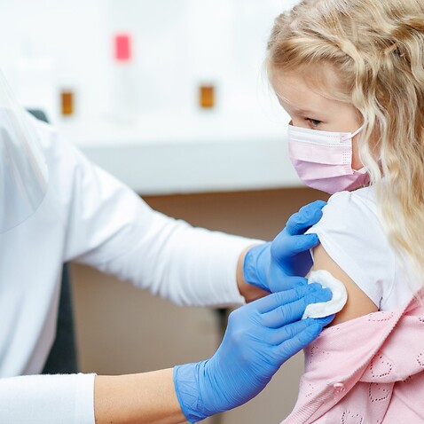 یک کودک در حال واکسن زدن