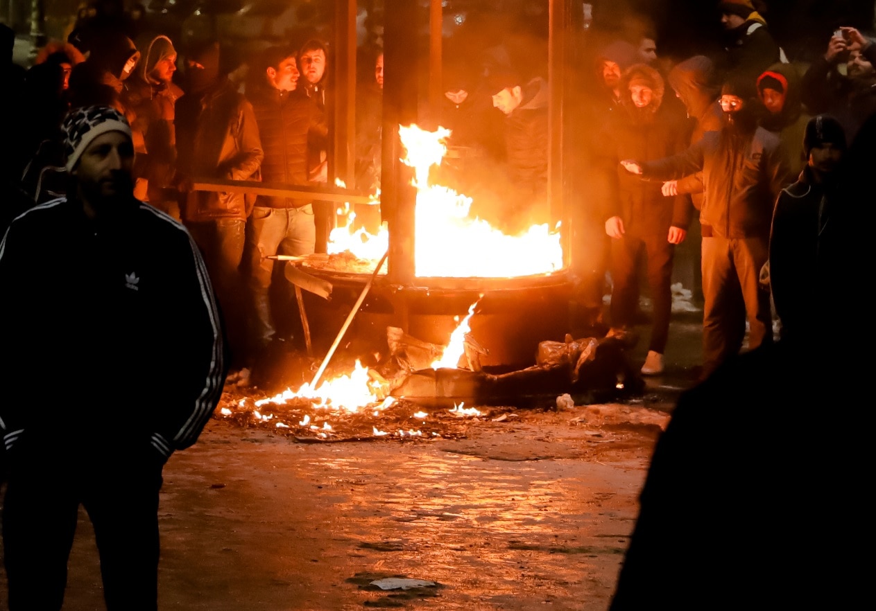 Protesters warm up next to a burning kiosk after minor clashes erupted during a protest in Bucharest, Romania, Thursday, Feb. 2, 2017. (AAP) Protesters warm up next to a burning kiosk after minor clashes erupted during a protest in Bucharest, Romania, Thursday, Feb. 2, 2017. (AAP)