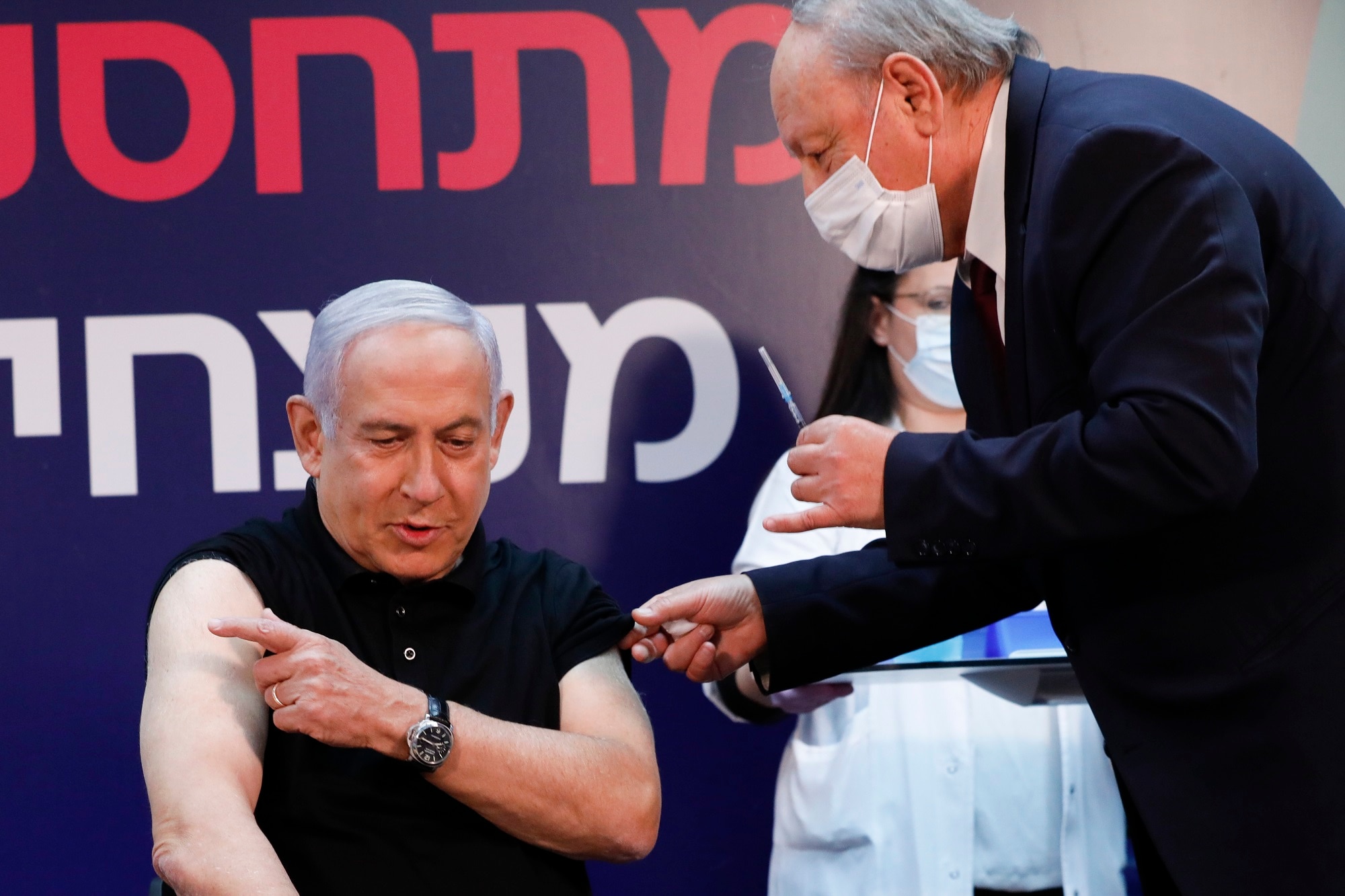 رئيس الوزراء الإسرائيلي بنيامين نتنياهو يستعد لتلقي لقاح ضد فيروس كورونا في مركز شيبا الطبي في 19 ديسمبر 2020. 