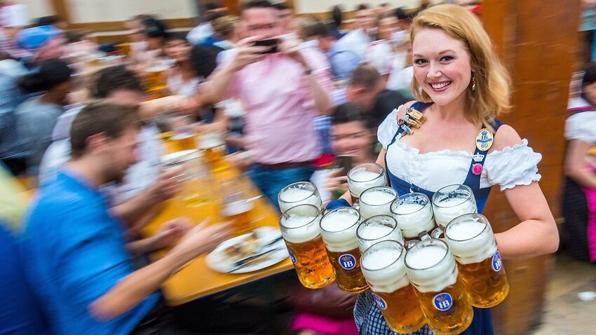 Oktoberfest welcomes one million people | SBS News