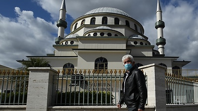 Ein Mitglied der muslimischen Gemeinschaft vor der Auburn Gallipoli Moschee in Auburn, Sydney.
