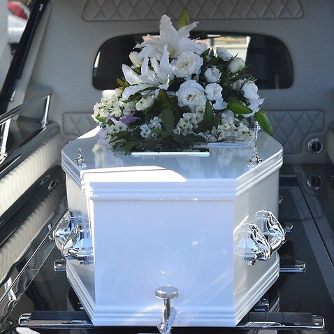Những công ty dịch vụ tang lễ sẽ đóng vai trò “nâng đỡ tinh thần”, an ủi và hỗ trợ gia đình chu toàn tang lễ.