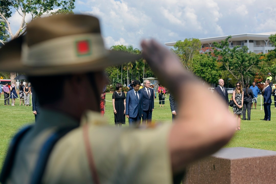 Le Premier ministre japonais Shinzo Abe est à Darwin pour une visite officielle de deux jours. 