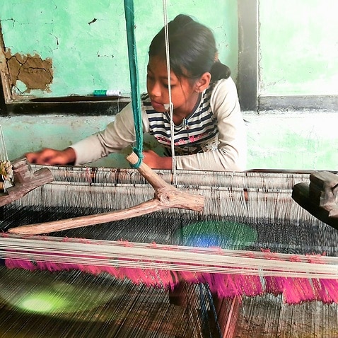 یک دختر در حال کار در یک کارگاه در هند