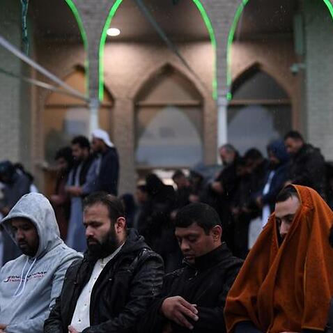 عده‌ای از مسلمانان آسترالیا هنگام ادای نماز جماعت در مسجد لاکیمبا در سیدنی.