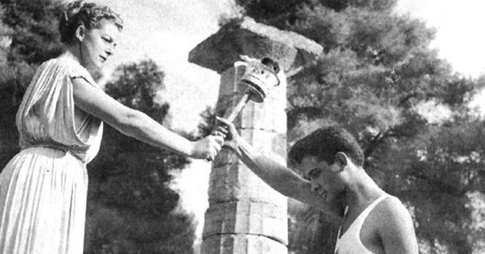 Dionysis Papathanasopoulos with the 1956 Olympic games torch  (by SBS)
