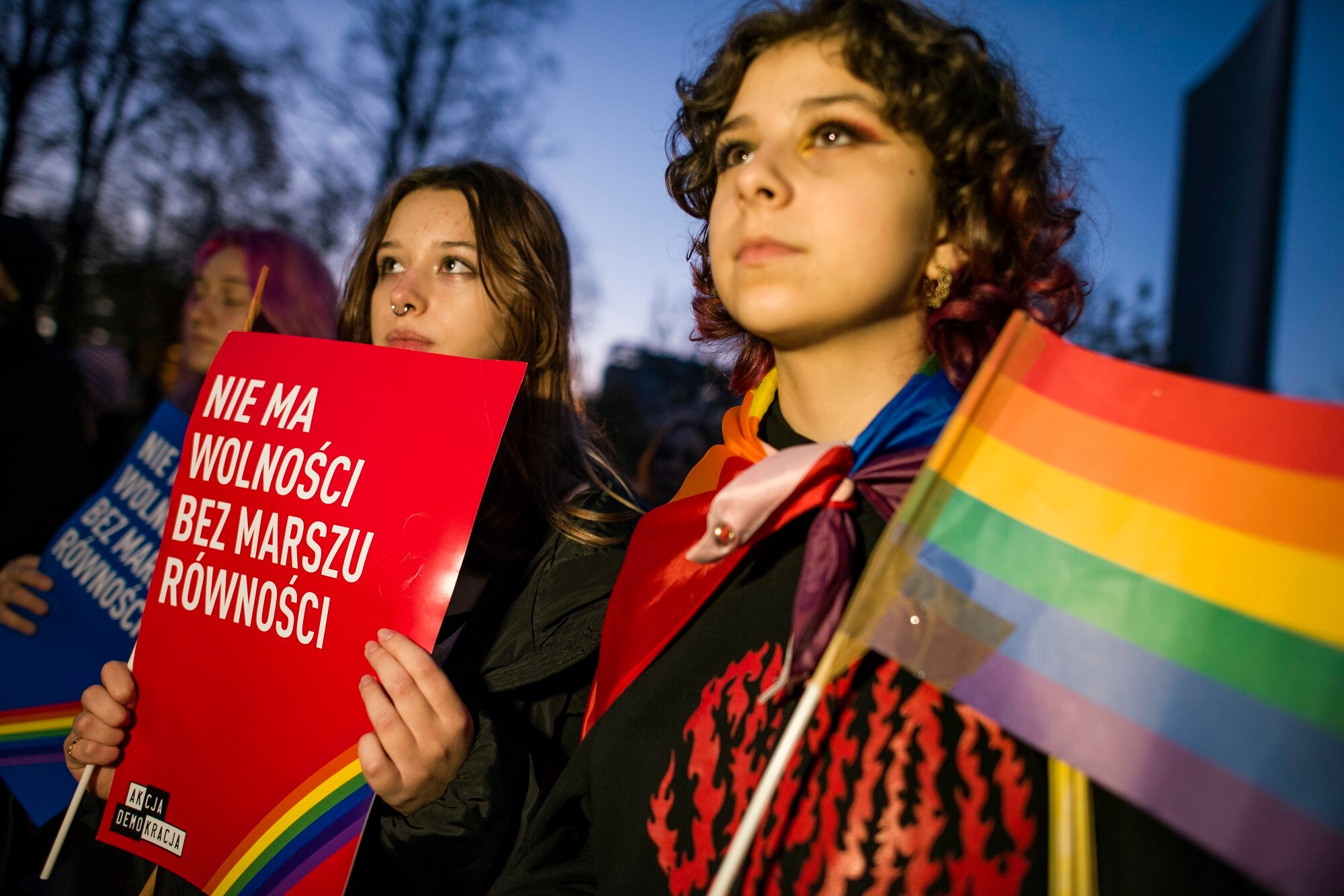 Ludzie zebrali się przed polskim parlamentem w Warszawie, aby zaprotestować przeciwko ustawie, która całkowicie zakazuje marszów równości.