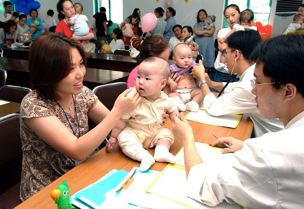 The woman battling South Korea's 'birth strike' | SBS News