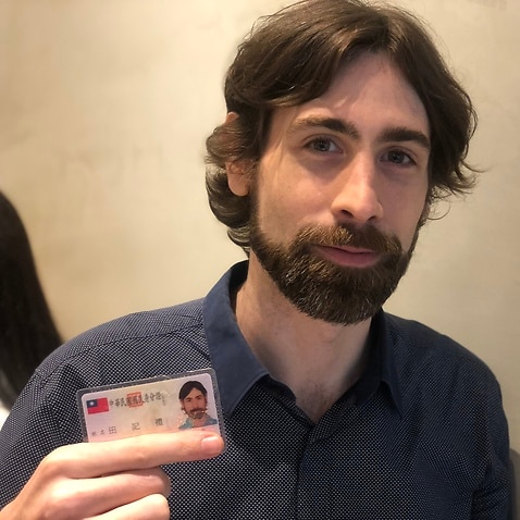 Tom Fifield holding his Taiwan ID card(Photo by Zachary)