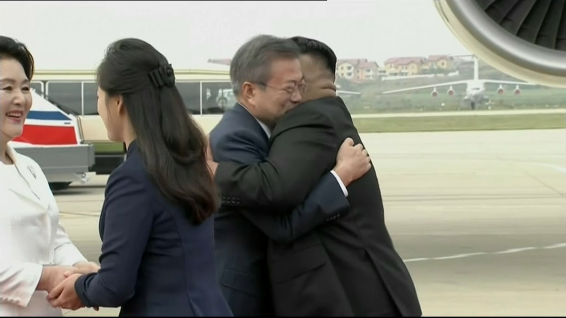 North Korean leader Kim Jong Un welcomed Moon Jae-in at Pyongyang airport
