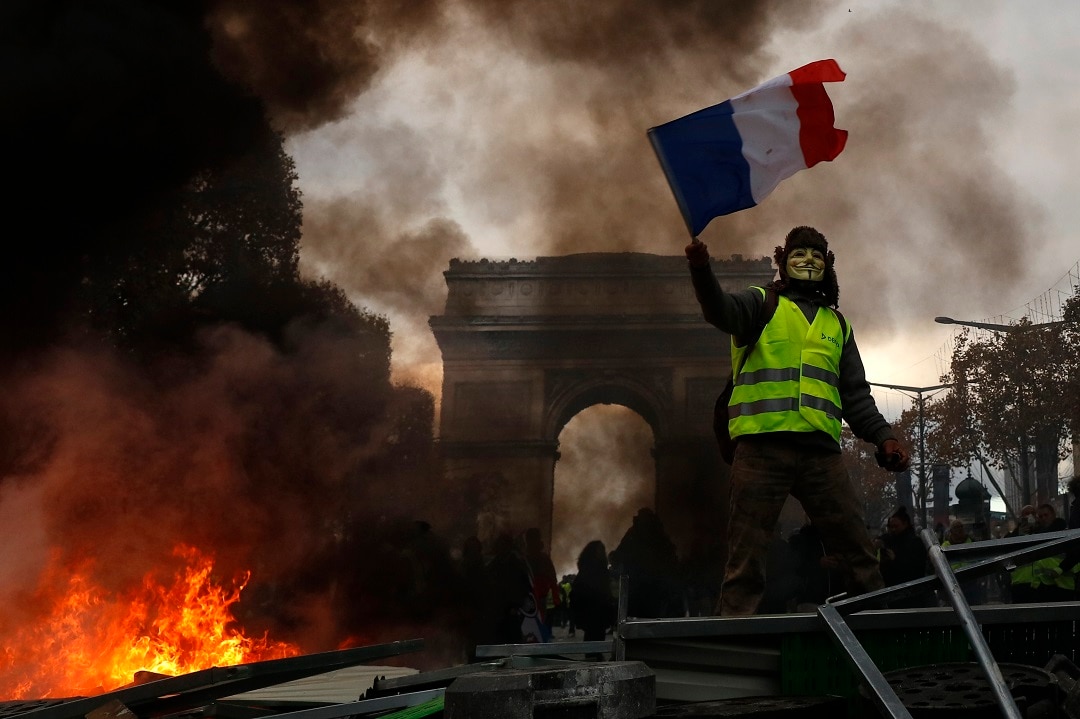 French 'gilets jaunes' clash with police over taxes, fuel prices | SBS News