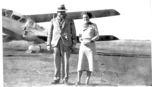Ο Χαράλαμπος Κορώνης με την πρωτοπόρο Αυστραλή αεροπόρο Nancy Bird στο Charleville, 1935.  (Ευγενική παραχώρηση της κας Fran Harding)