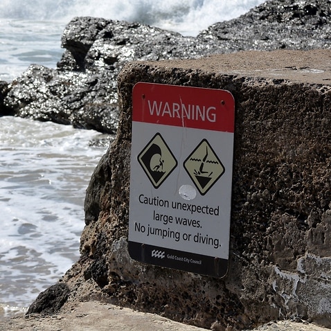 یک تابلو در مورد خطر در مورد موج سواری