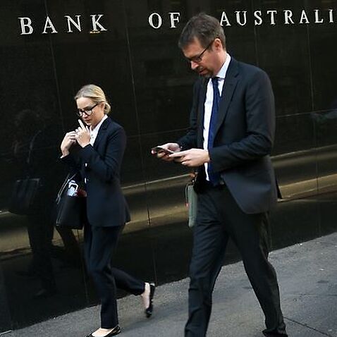 ผู้คนเดินหน้าธนาคารสำรองแห่งออสเตรเลีย