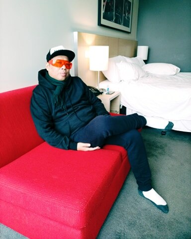 คุณเดย์ ในห้องพักที่โรงแรม ที่ถูกกักตัวแบบภาคบังคับเมื่อเดินทางถึงเมลเบิร์น