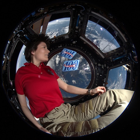 Samantha Cristoforetti nella cupola della Stazione Spaziale Internazionale (ESA-NASA)