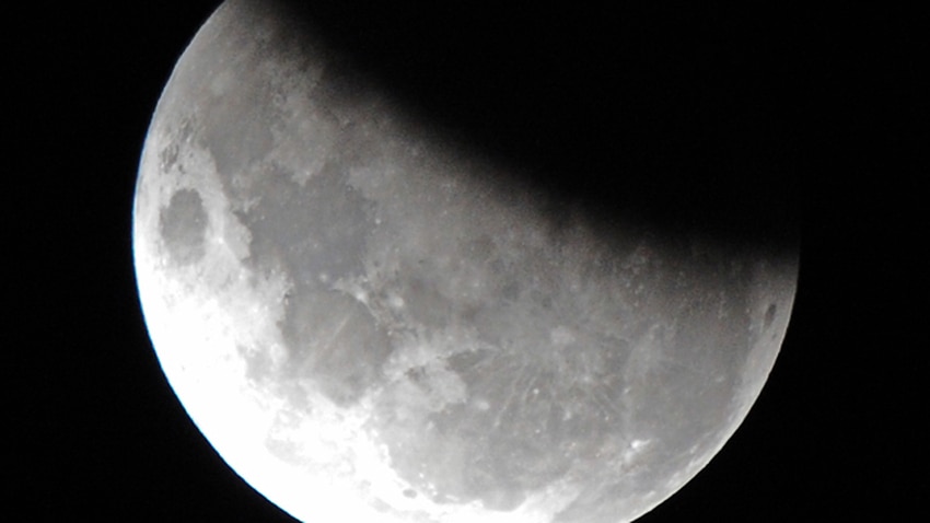 out-on-the-pull-why-the-moon-always-shows-its-face