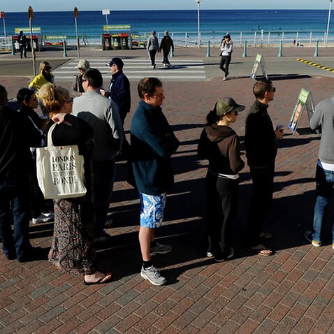 Voters que at a polling booth at Bondi Beach in Sydney, Saturday, Aug. 21, 2010. (AAP Image/Tracey Nearmy) NO ARCHIVING