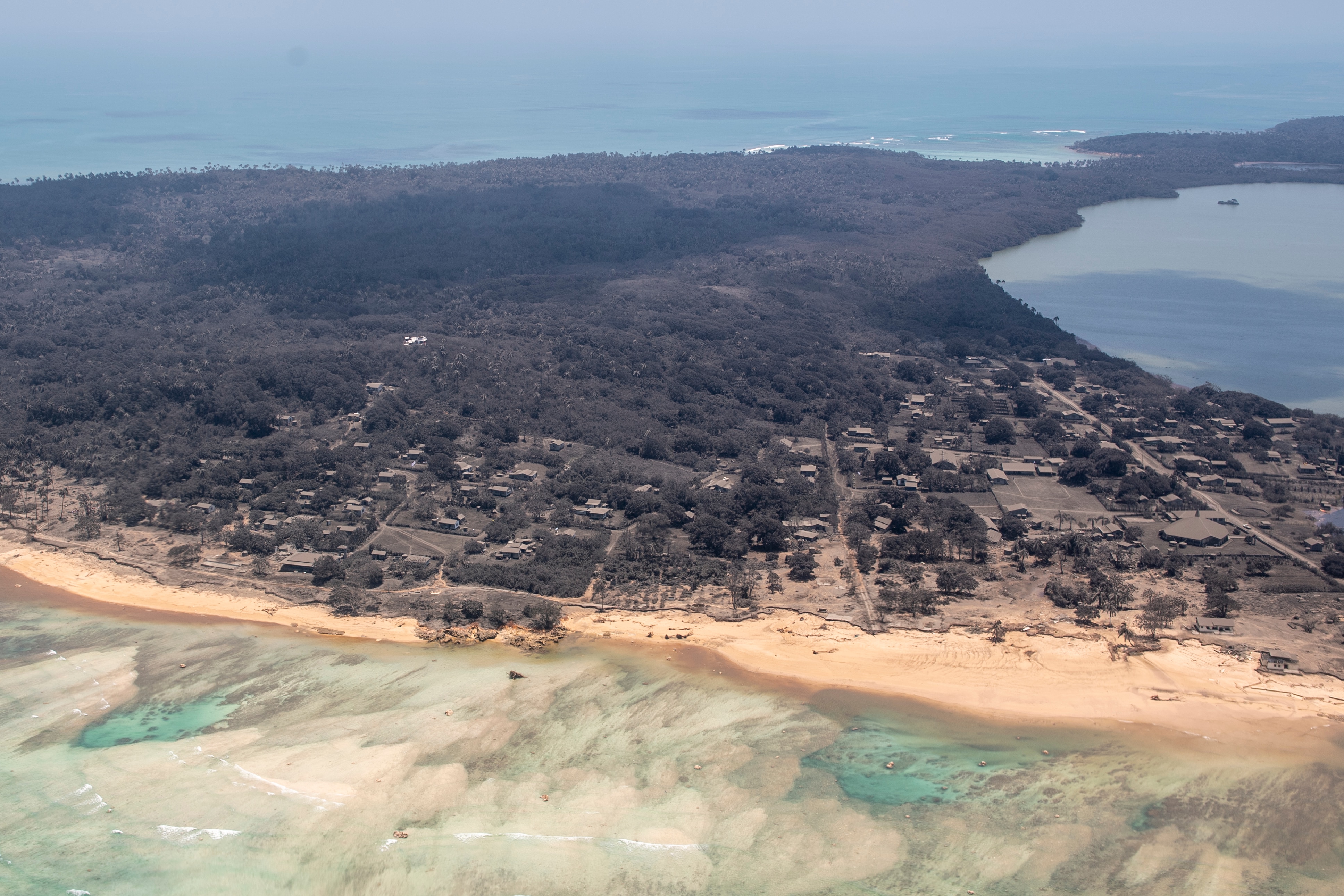 Un'immagine presa da un aereo P-3K2 Orion dell'aeronautica neozelandese mostra la cenere che ricopre l'isola di Nomuka a Tonga. 