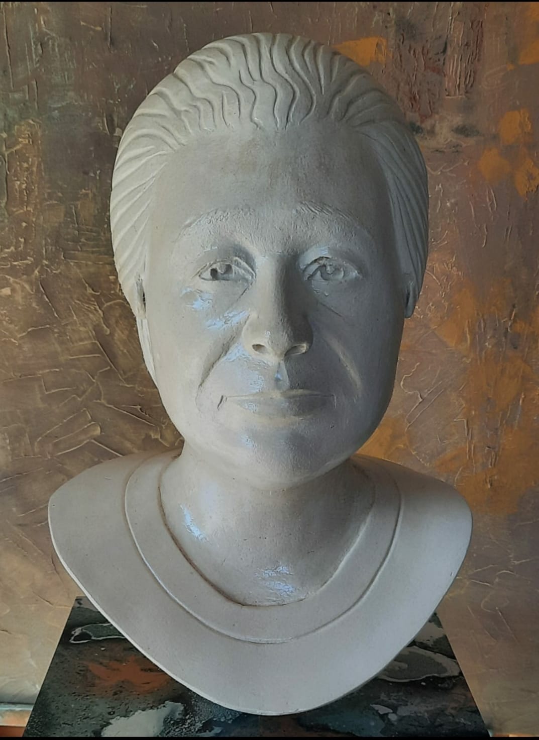  صورة تمثال والدة الفنان تومايان الفائز بالجائزة الأولى
