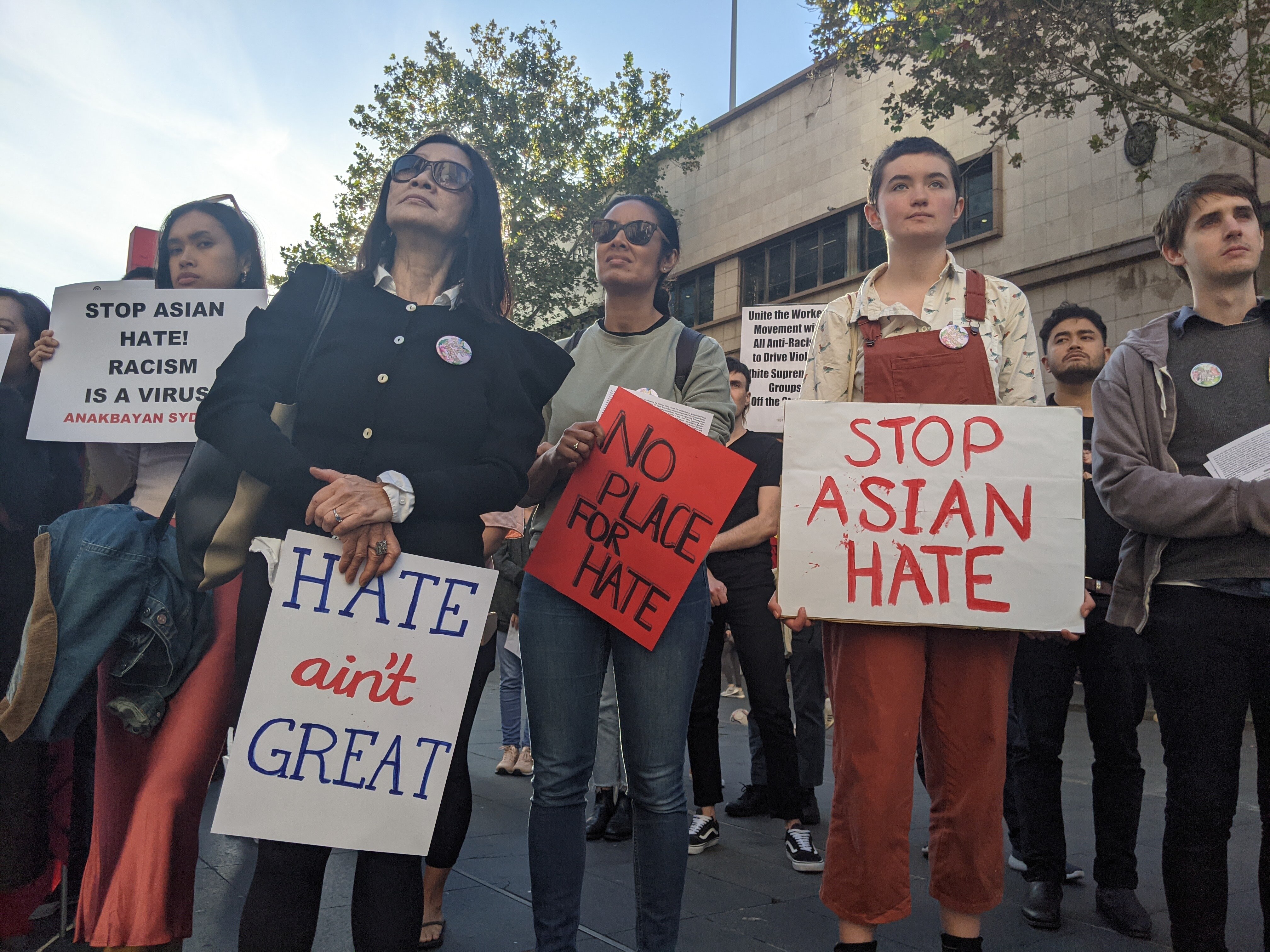 白人中学生Harriet Ryder参与“停止仇恨亚裔”集会