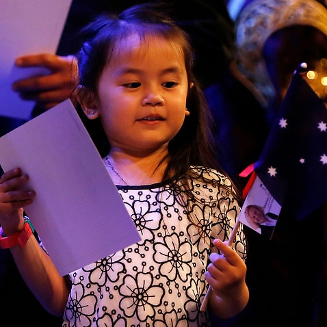 یک کودک چهار ساله در حال اخذ گواهی شهروندی استرالیا
