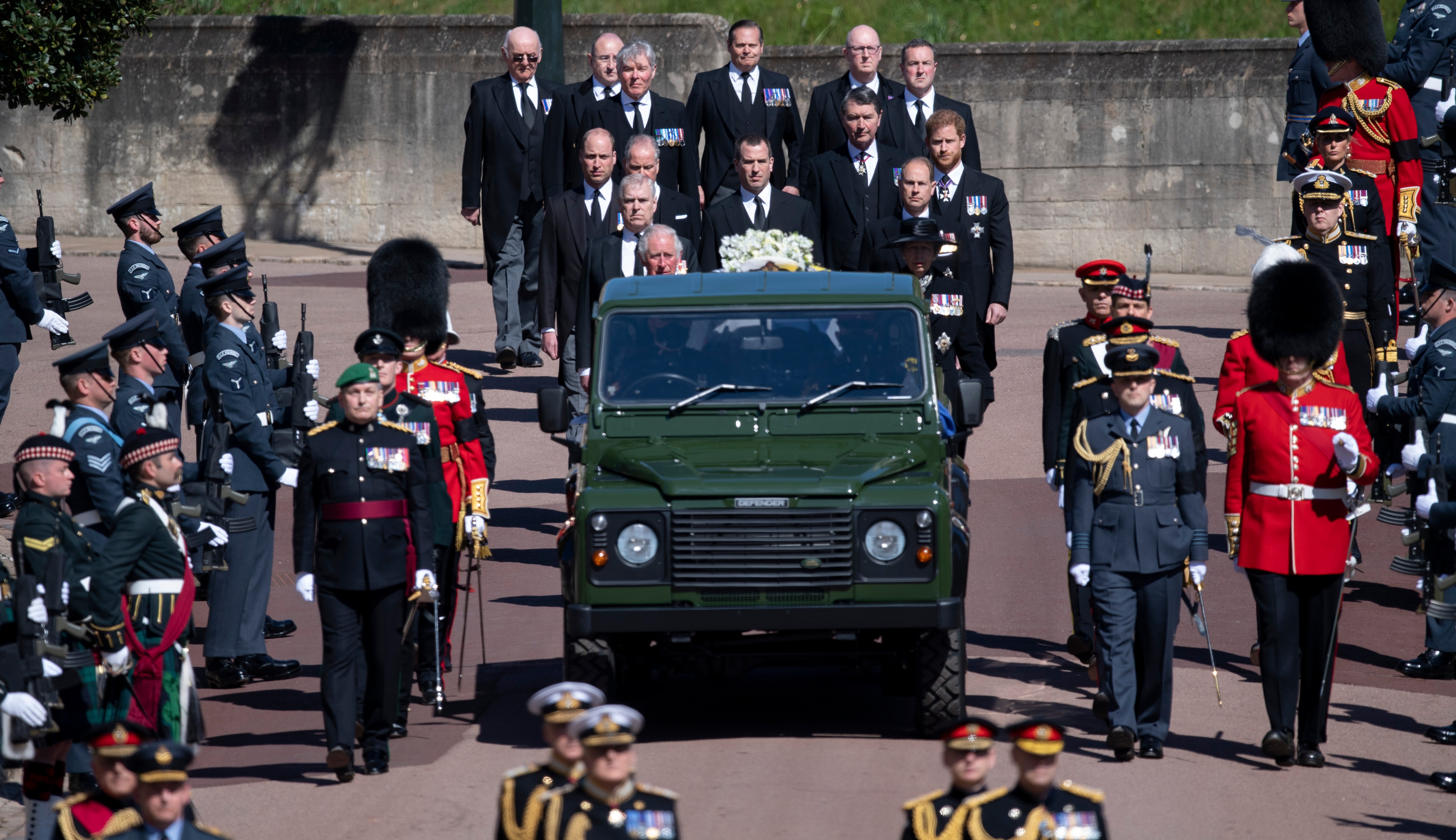 La reine Elizabeth a fait ses adieux au prince Philip lors d'un enterrement samedi qui a célébré ses sept décennies de service.