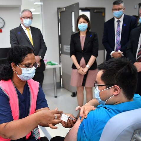 گلادیس برجیکلیان نخست وزیر ایالت نیوساوت ولز در حال نظارت بر واکسیناسیون پرسنل درمانی