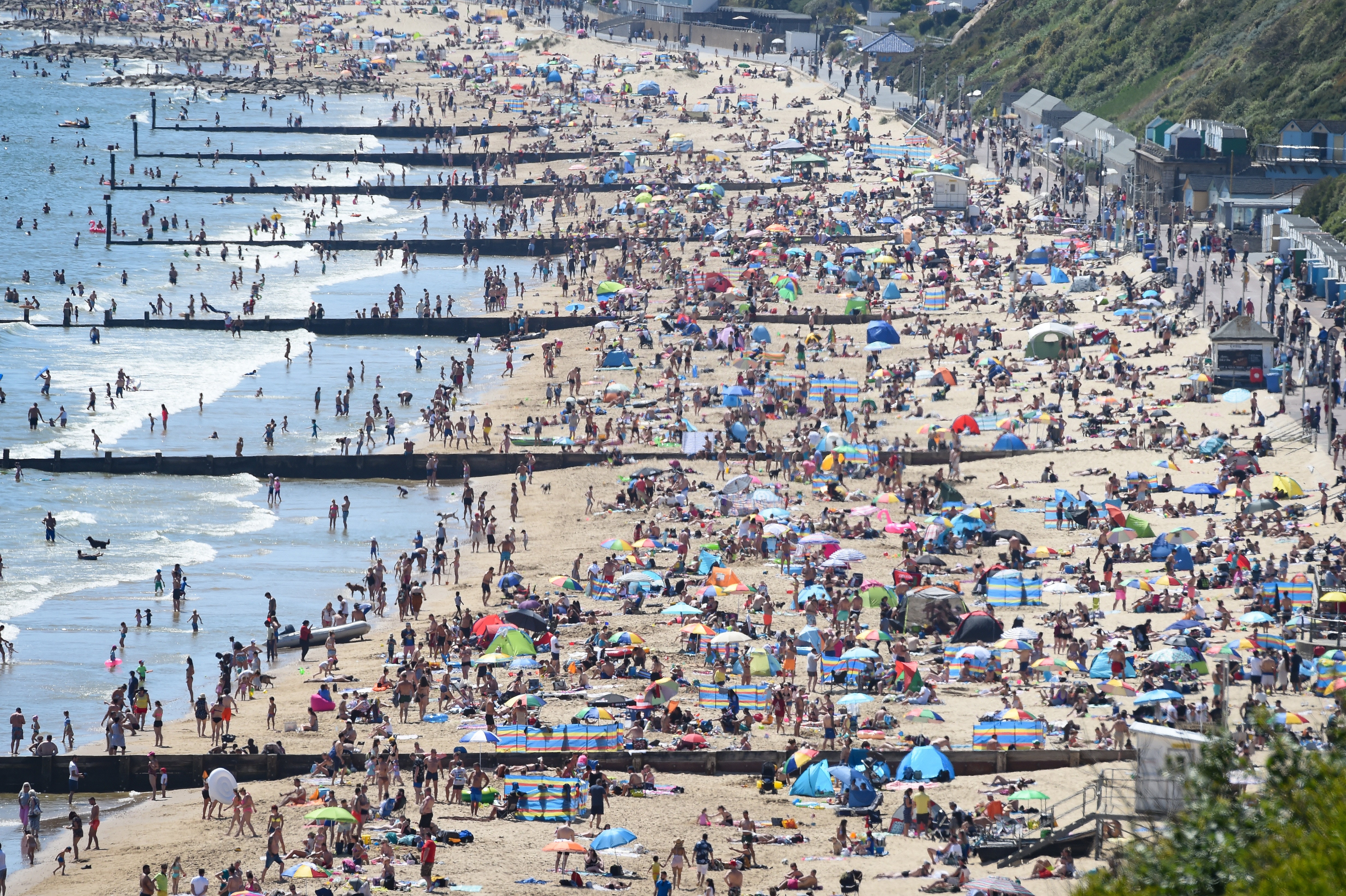 Photos emerge of crowds flocking to beaches in UK ...