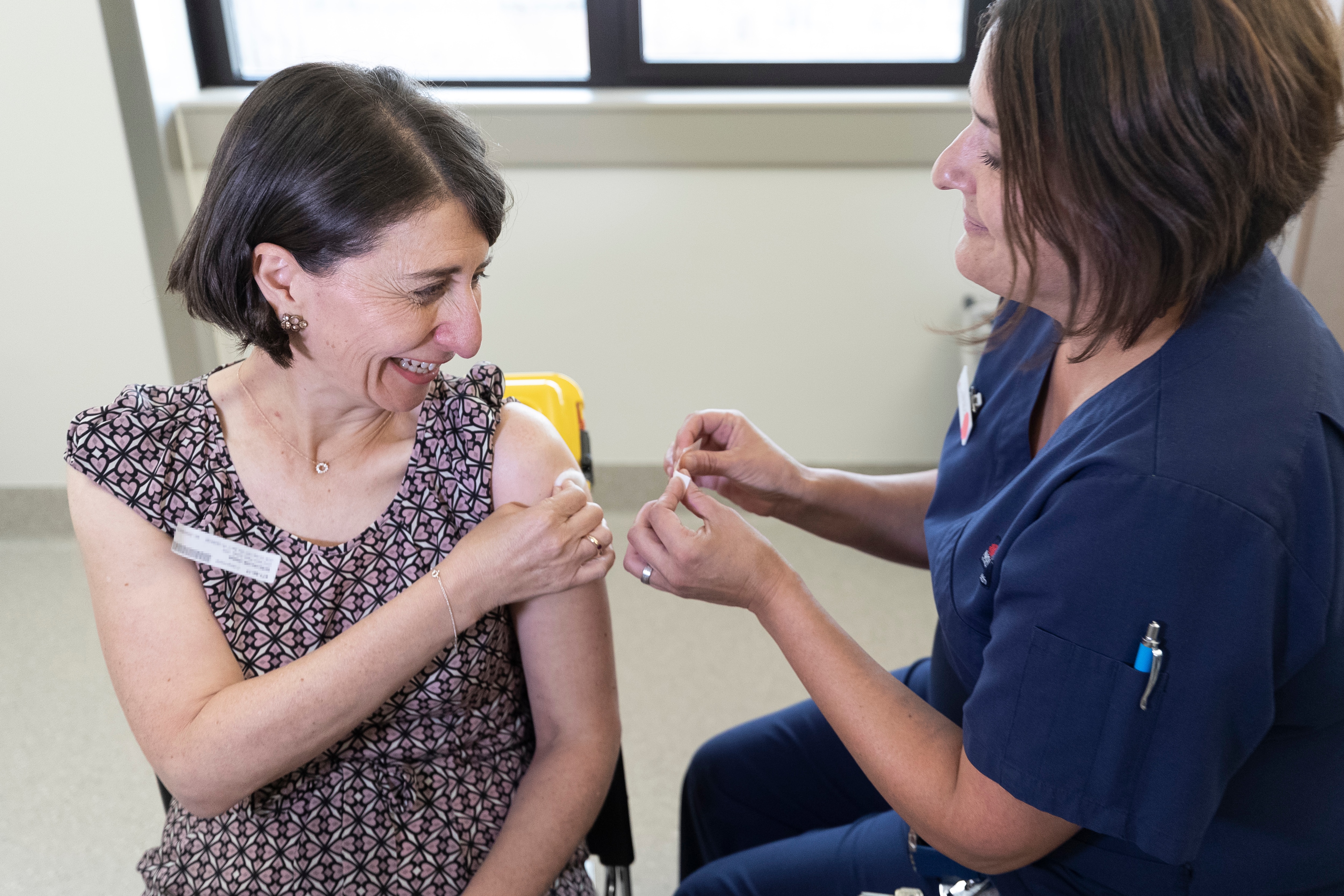 Gladys Berejiklian a reçu sa première dose du vaccin contre le coronavirus alors que le déploiement d'AstraZeneca commence en Nouvelle-Galles du Sud.