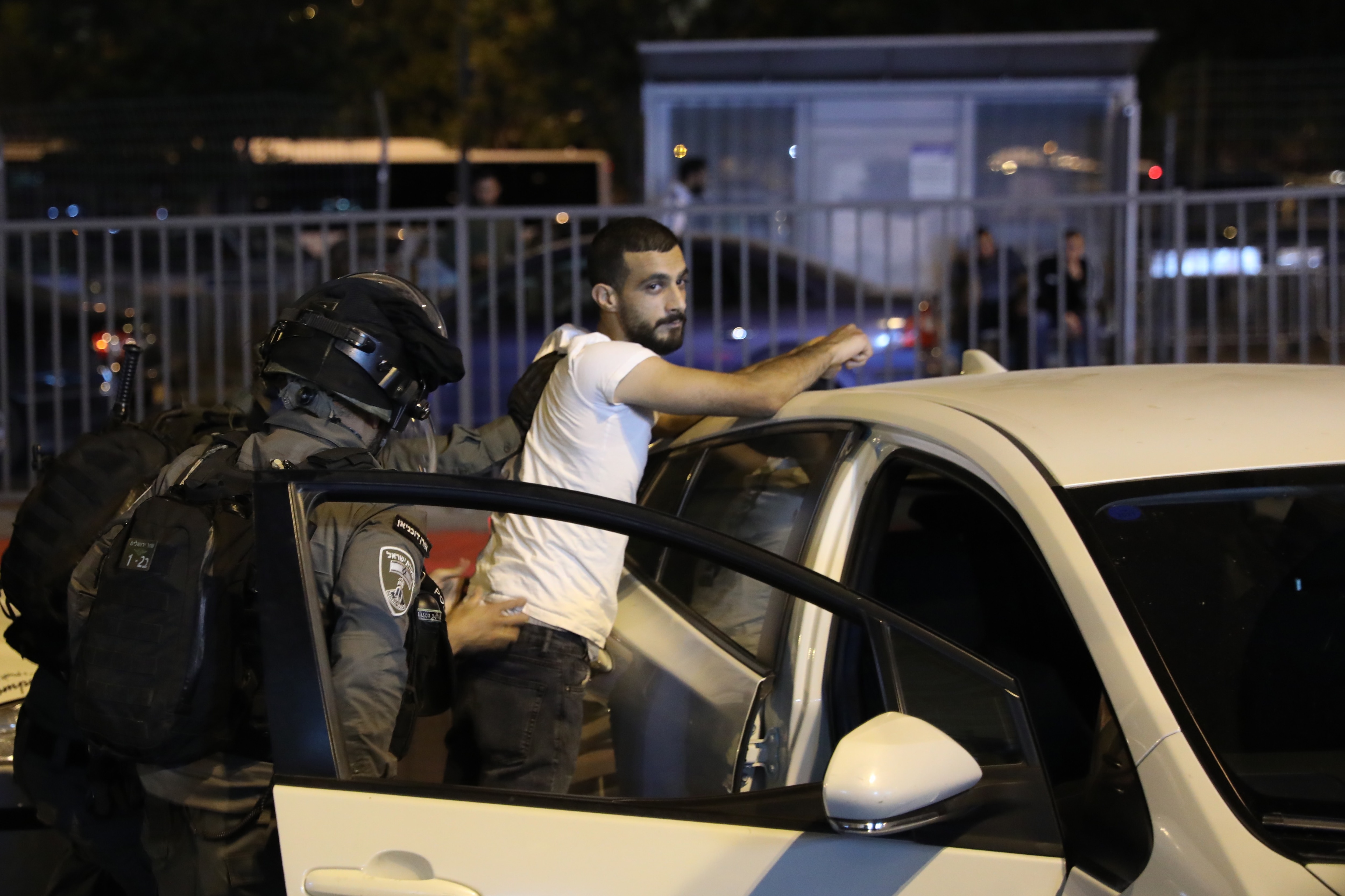 Die israelische Grenzpolizei friskt einen Palästinenser während eines Protestes gegen palästinensische Familien, die am 7. Mai 2021 aus ihren Häusern im Viertel Sheikh Jarrah im Damaskustor in Jerusalem vertrieben werden.