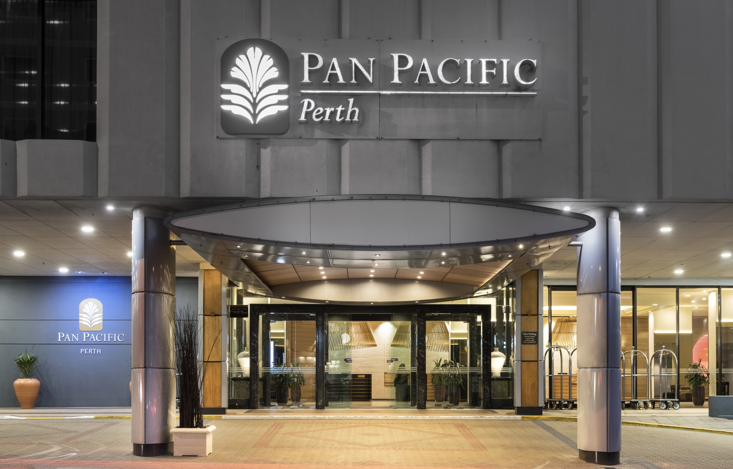 Genomic testing has indicated the Pan Pacific guard has the same US variant of the virus as two returned travellers staying on the same floor.