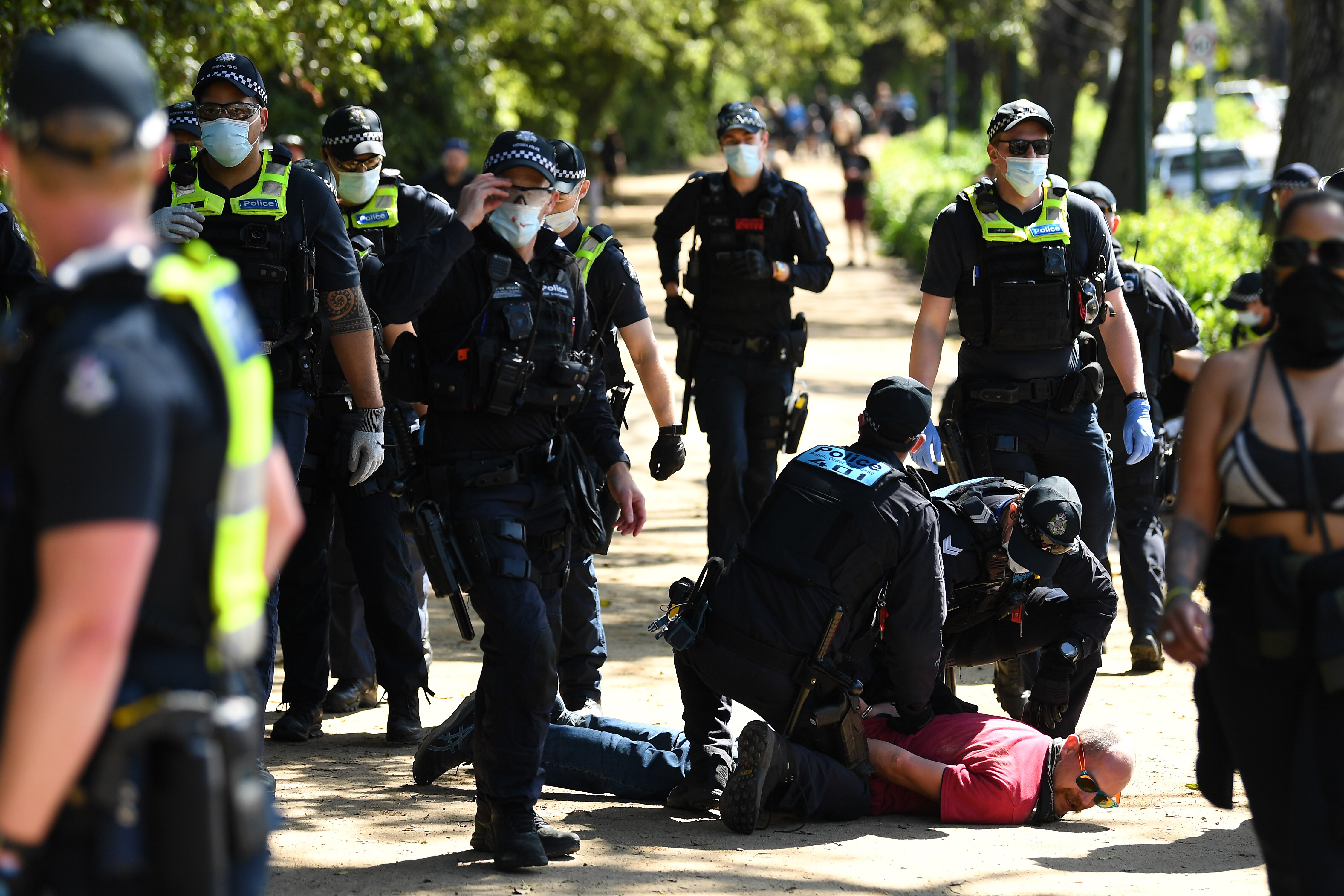 La police de Victoria arrête un manifestant près des jardins botaniques royaux lors d'une manifestation à Melbourne, le samedi 2 octobre 2021. (AAP Image/James Ross) PAS D'ARCHIVAGE