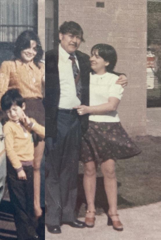 Maritza con su madre, padre y hermano en el Maribyrnong Midway Hostel donde vivieron durante 14 meses.