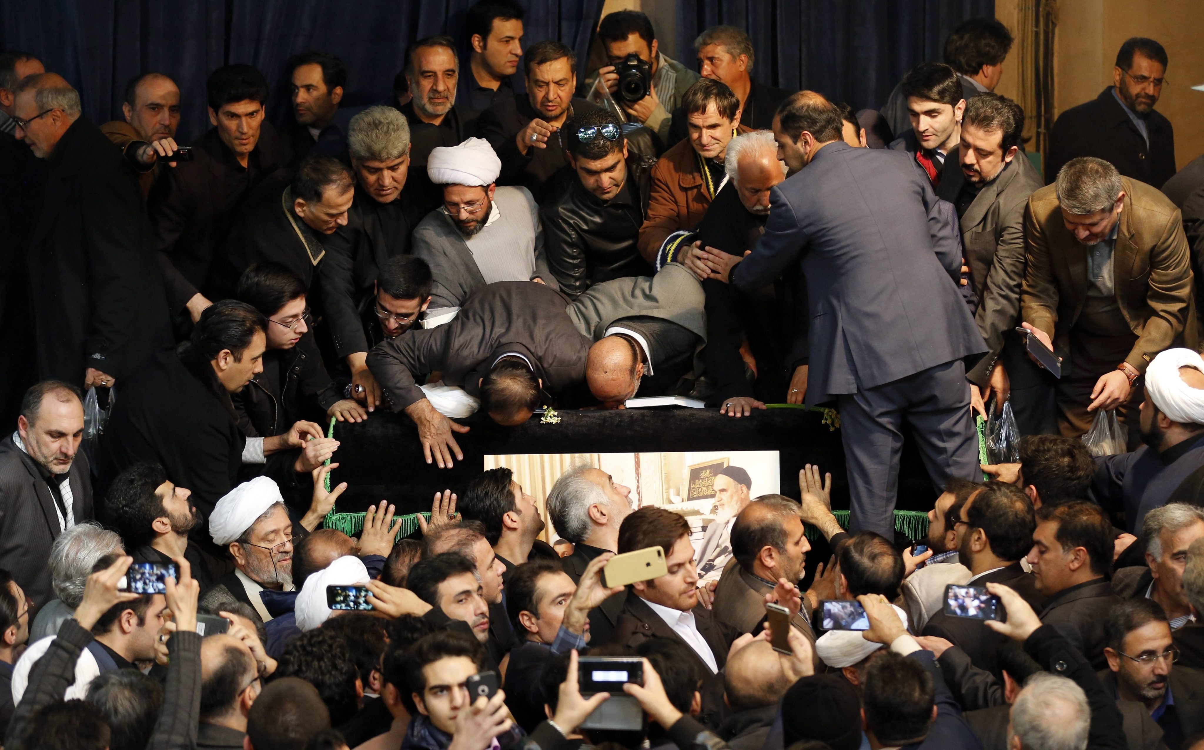 Thousands throng Iran's Rafsanjani funeral | SBS News