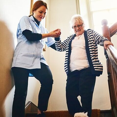 Funcionários dos lares de idosos na Austrália estão insatisfeitos com o seu salário e condições de trabalho