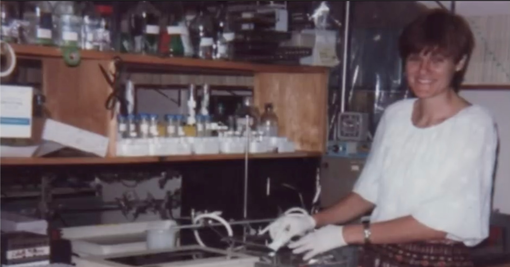 Katalin Karikó in her younger years in a lab