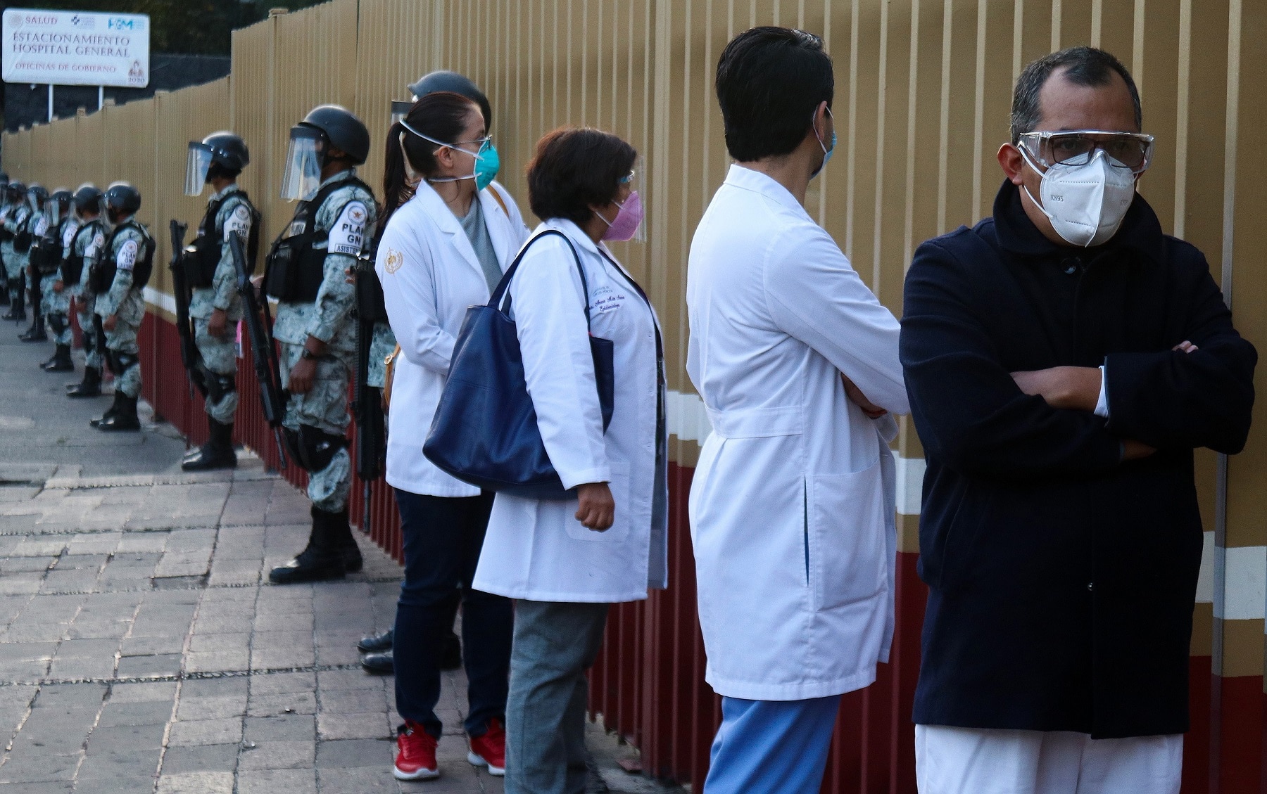 El personal médico está haciendo cola para vacunarse contra el COVID-19 en el Hospital General de la Ciudad de México.
