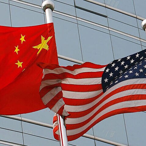 A US and a Chinese flag 