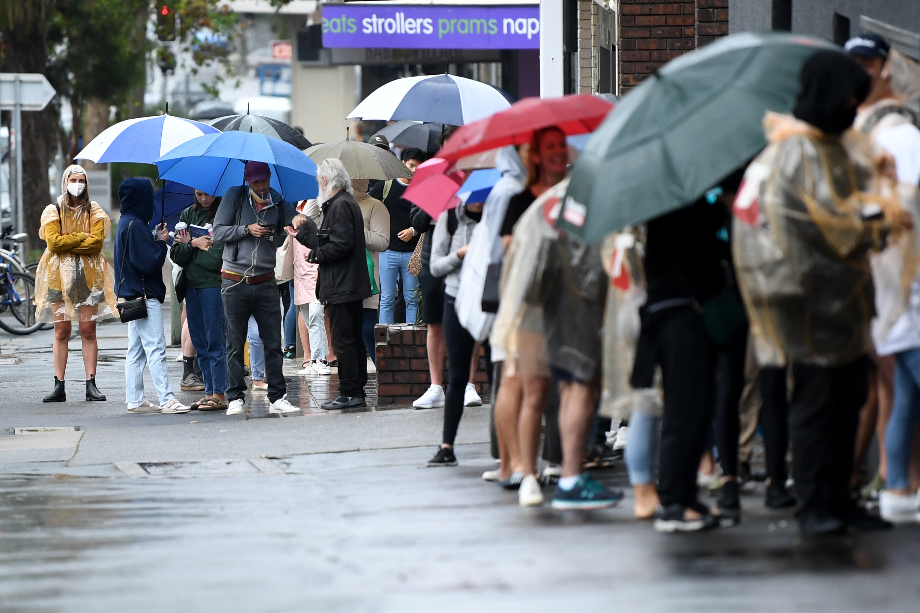 شوهد الناس يصطفون خارج مكتب Centrelink في Bondi Junction ، سيدني ، الثلاثاء ، 24 مارس ، 2020. 